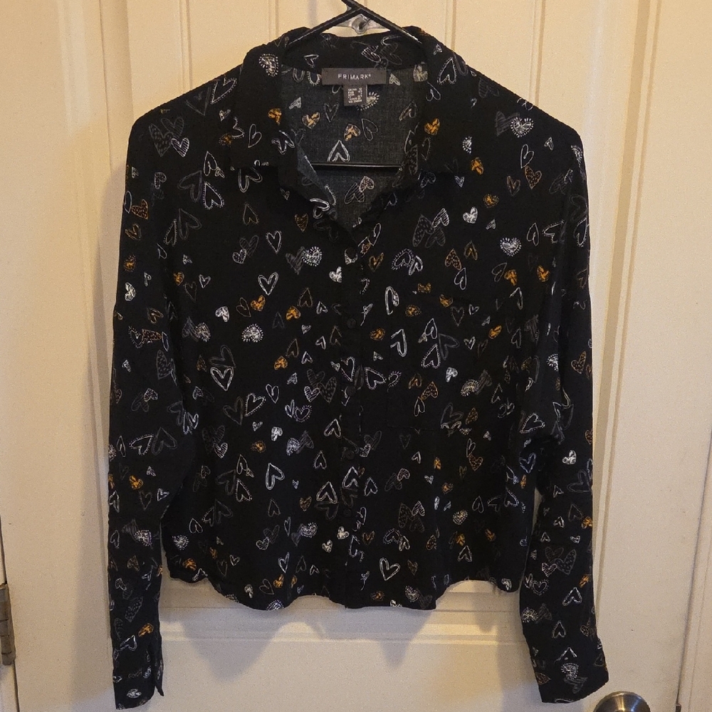 Gold And White Heart Pattern Black Button-down Crop Blouse - Picture 3 of 7